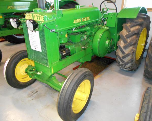 Veterantraktor - John Deere - AR, 1948, 2 cyl, fotogen, 31 hk. Genomgången, bra däck, renoverad magn...